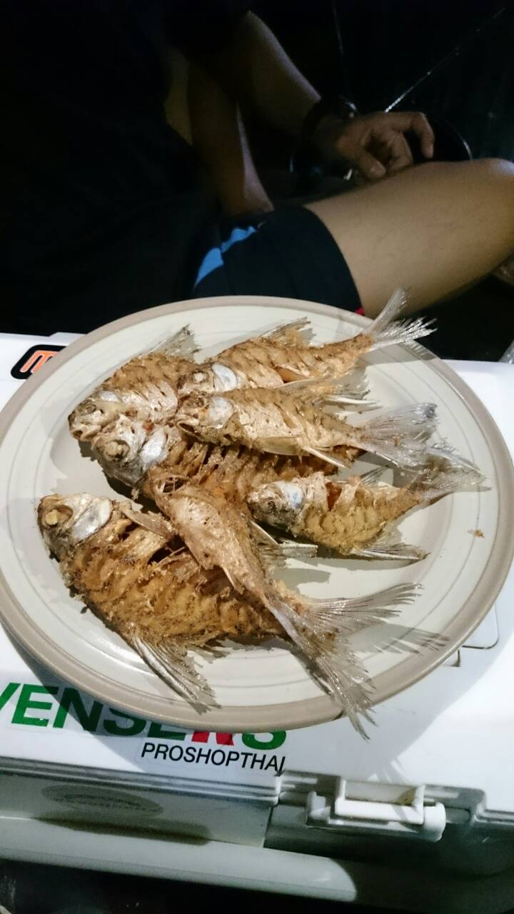 แล้วก็ให้แม่ครัววทอดให้กินทั้งตัวทั้งหัวทั้งก้างครับ