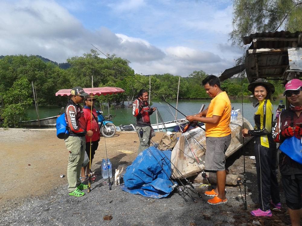 ระหว่างรอลงเรือ เตรียมอุปกรณ์กันไป คุยกันไป