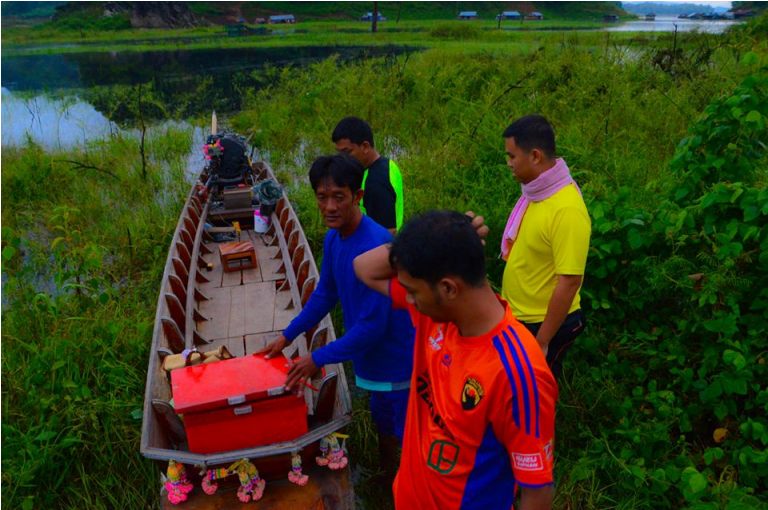 มาถึงกันแต่เช้า ก็ลงเรือกันเลย ของก็เตรียมกันมาเต็มอัตรา
และแต่ละคนไซร์บิ๊กๆทั้งนั้น เรือจะรับน้ำหน