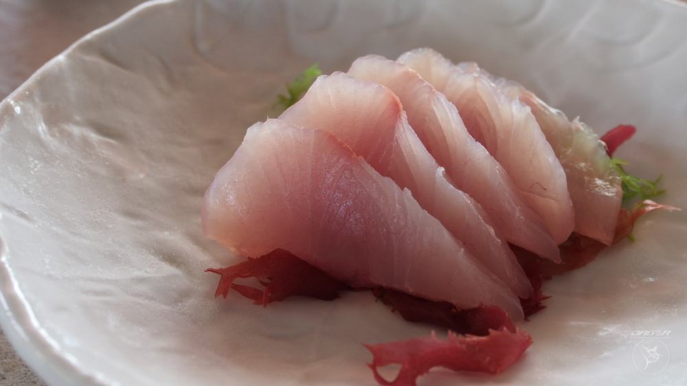 จานที่ 4 ยังคงเป็น " Amberjack Sashimi " ครับ :love: :love: