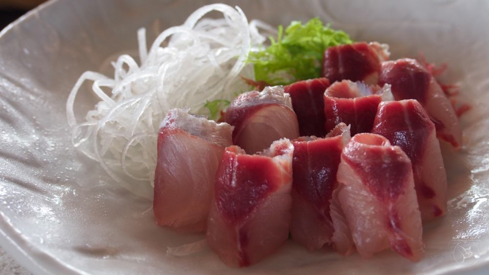 จานที่ 7 "Hamachi Sashimi"

 :umh: :umh: