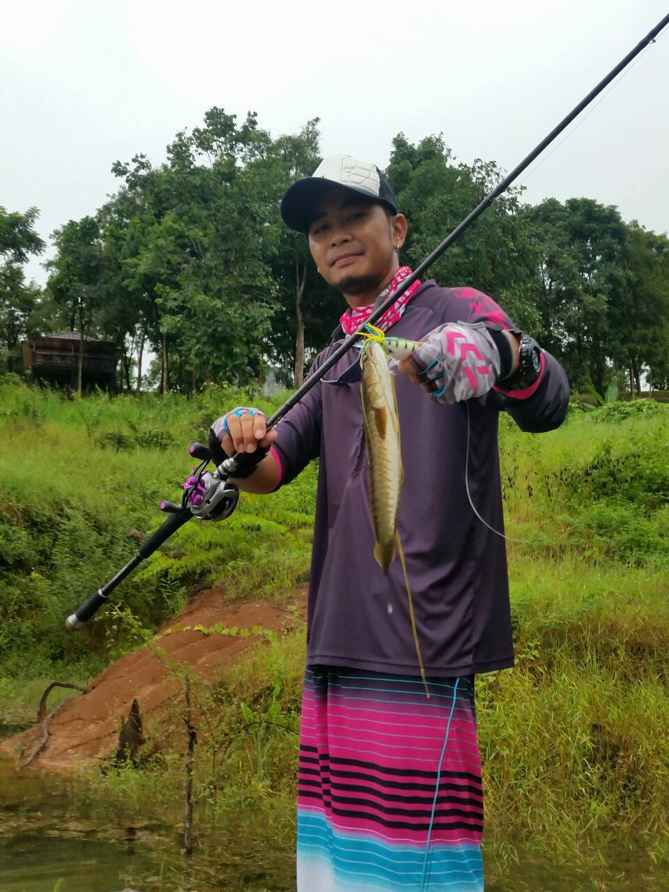 โอ่โหววววว....ผมกว่าจะรอดได้แทบแย่ครับ..เล็กใหญ่นับหนึ่งหมมด