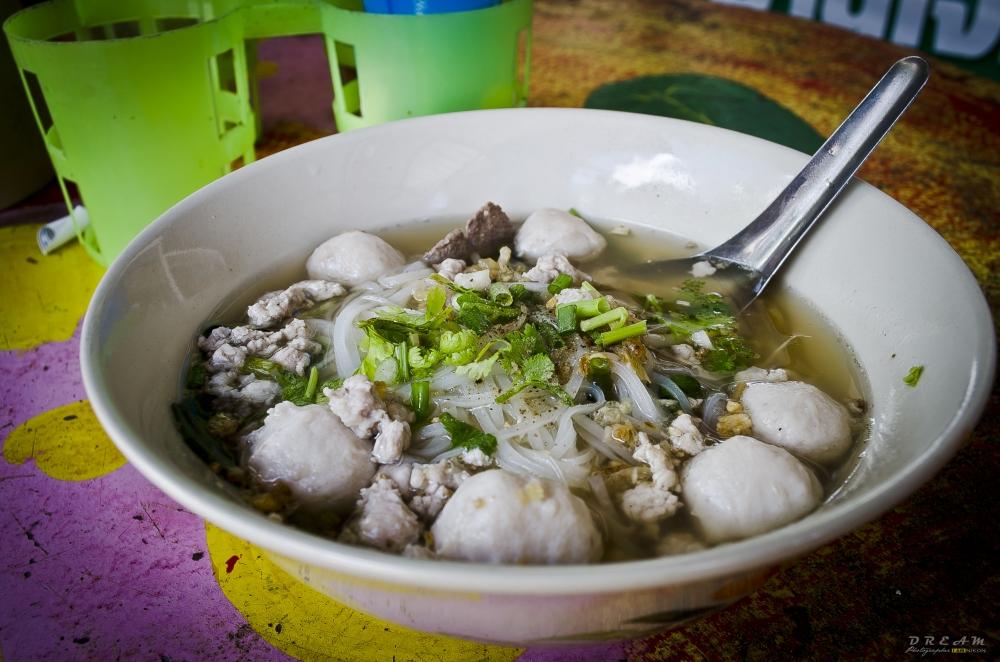 มาที่นี่ก็มองดูนาฬิกาเที่ยงพอดี หาไรรองท้องกันดีกว่า เลยแวะร้านก๋วยเตี๋ยวที่นั้น จำชื่อร้านไม่ได้คับ