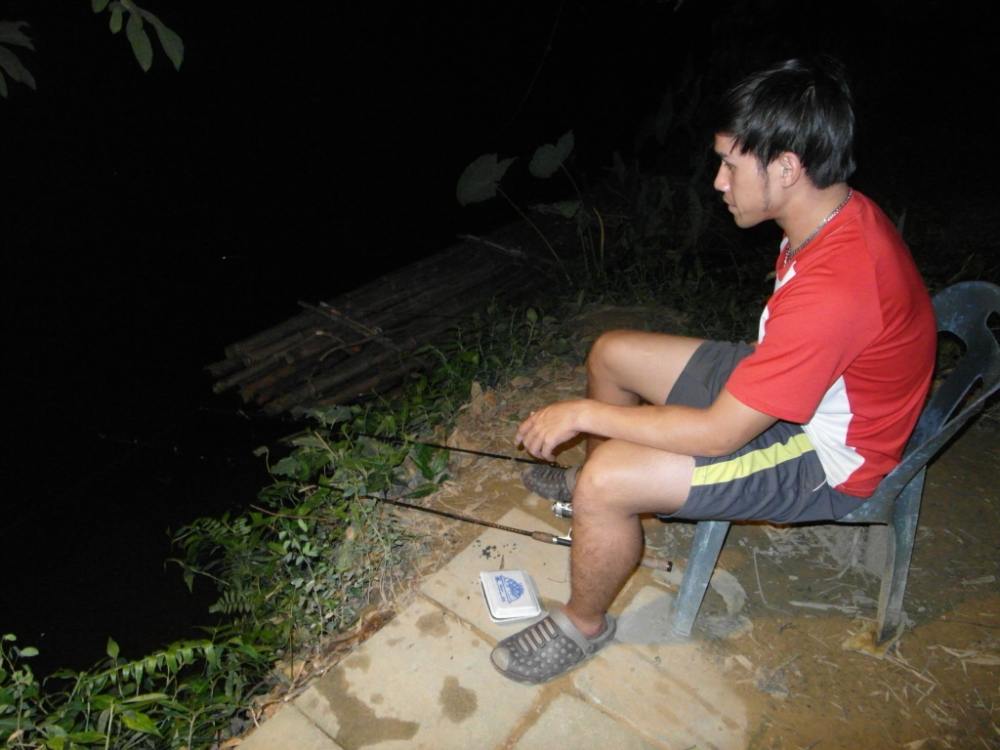  :love: เฝ้าปลาครับ ไม่กินเลย  :laughing: :laughing: