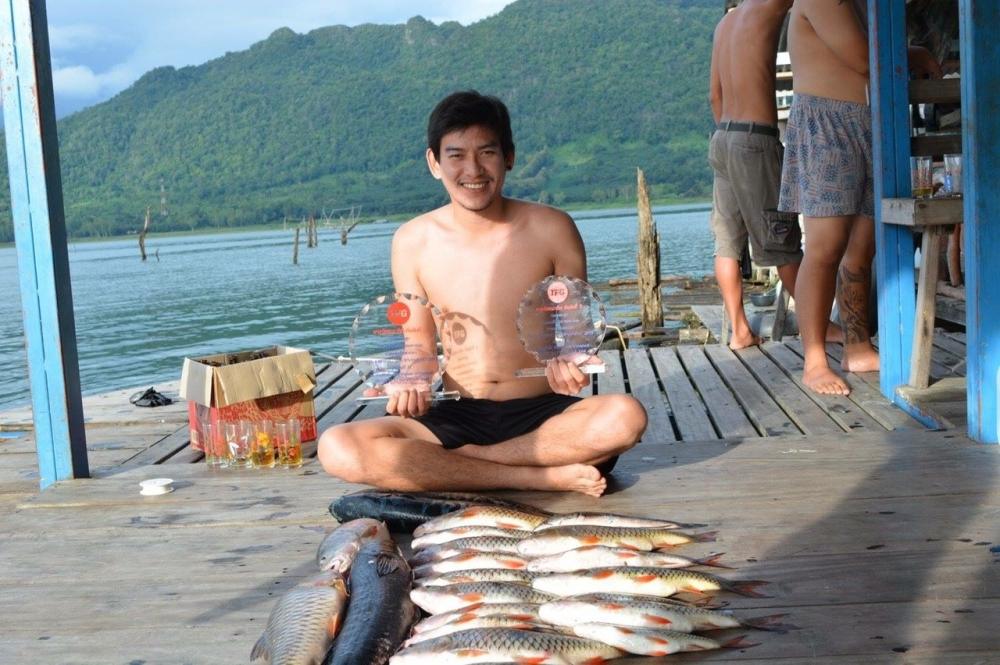 ไครจะถ่ายรูปก้อถ่ายกันไป  :cheer: :laughing: หล่อเลยน้องชิน  VAN fishing พัทยา  :grin: