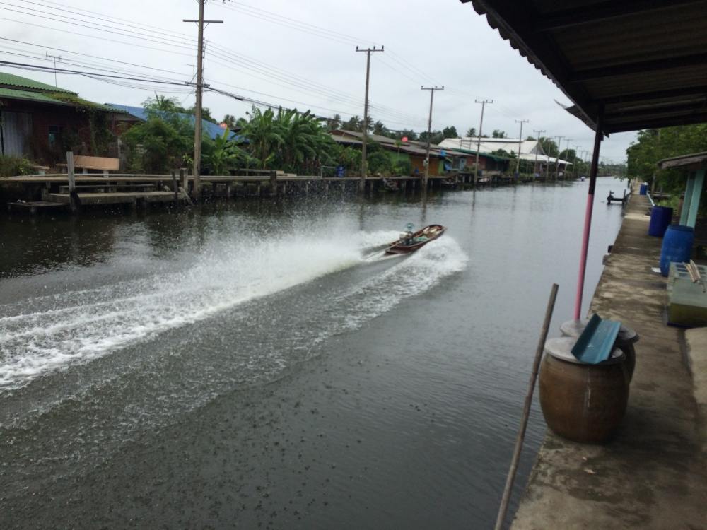 เรือเยอะครับแถวนี้
ต้องรอให้พี่เค้าผ่านไปก่อน พร้อมคลื่นขนาดบางแสนยังอาย

ซิ่งกันทุกลำครับ  :laug