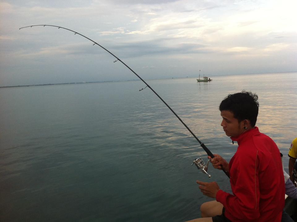 ลืมลง ตอน ลูกเรือลงไปเก็บเหยื่อให้ครับ  :love: