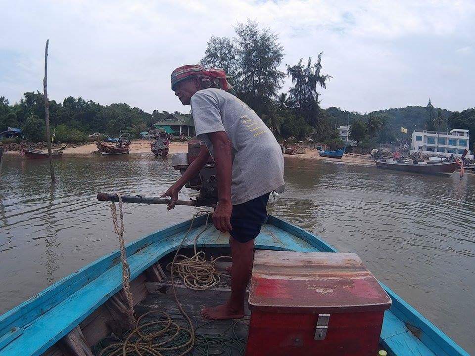 ไต๋เราคับ ที่จริงทริปนี้ ใด้นัดเรือข้ามฟากอีกลำ เเต่เนื่องจากมีเหตุผิดพลาด ทำให้เรา ต้องหาเรือลำไม่ 