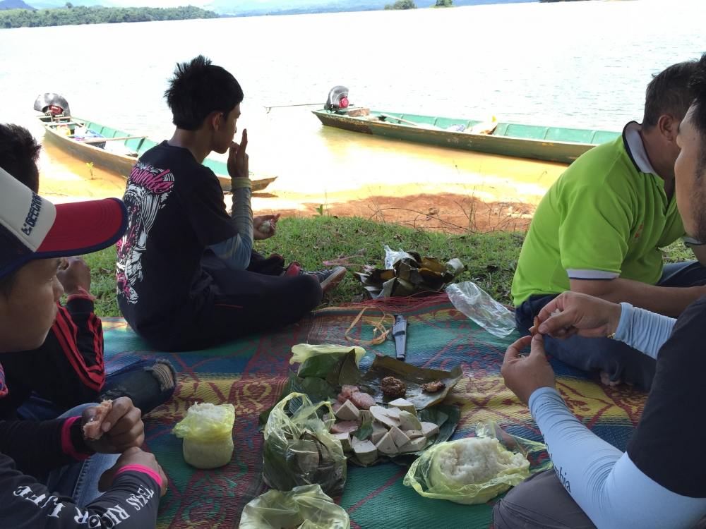 กับข้าวง่ายๆครับ แหนมหมูสด ไส้กรอกหลวงพระบาง หมูยอนึ่ง กะข้าวเหนียว และแจ่วปลาร้าสุดยอดด
 :umh: :um