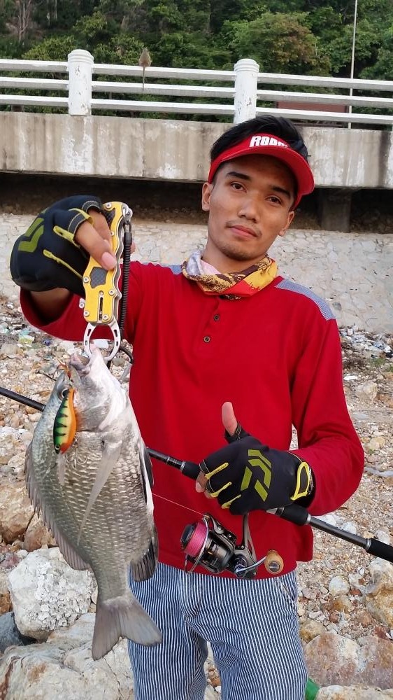 (วันที่2)น้ำเต็มๆเลยหยิบ rapala x-rap shard ตีเราะชายฝั่ง1ไม้เอง!!!ปึก วิ๊ดๆรอกดัง สายถูกดึงออกไป วิ