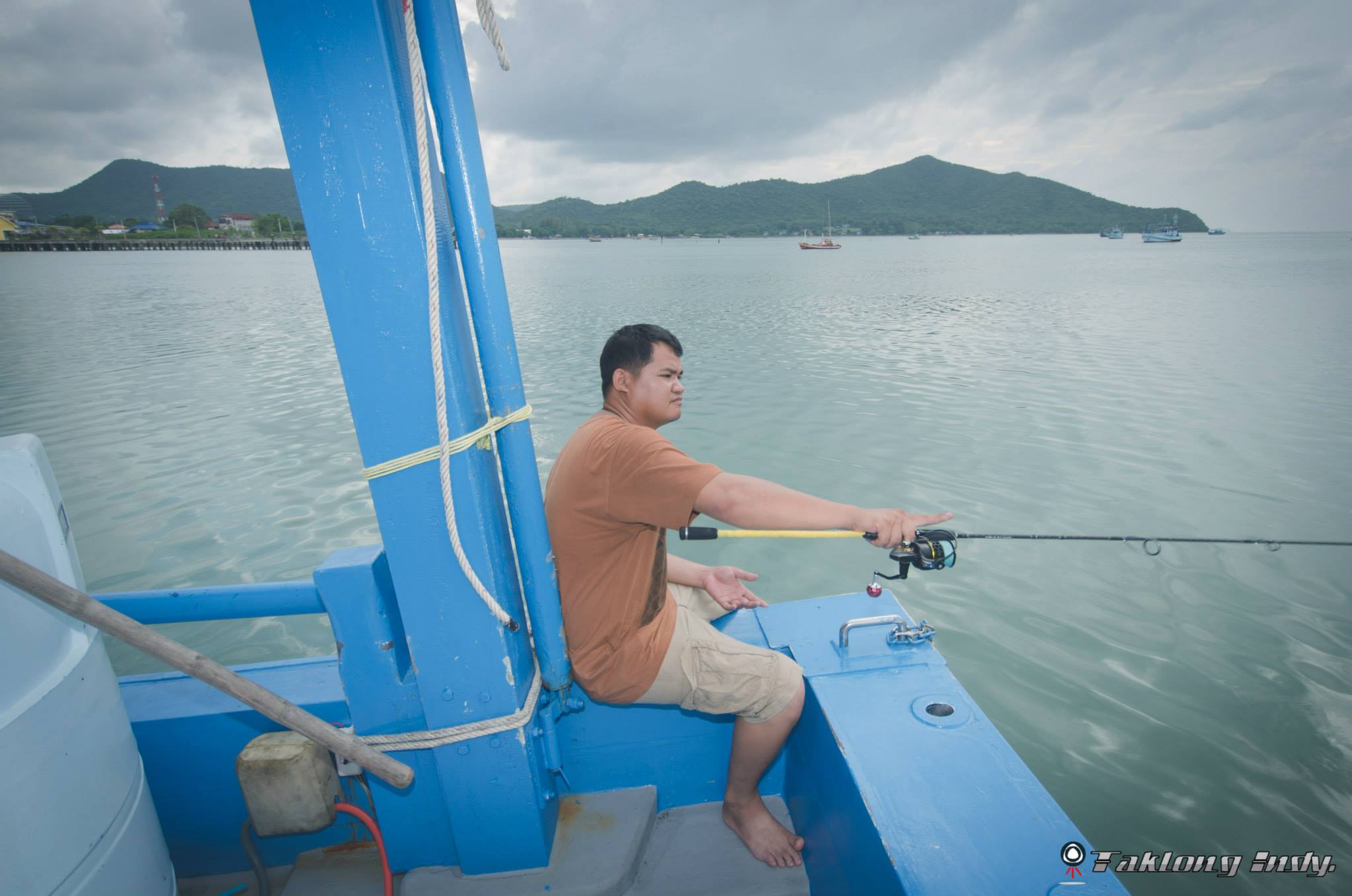 น้องแอ๊คบอกจะหาหมึกไปทำกับข้าวบนเรือก่อนเรือออก.....จัดไป :grin: