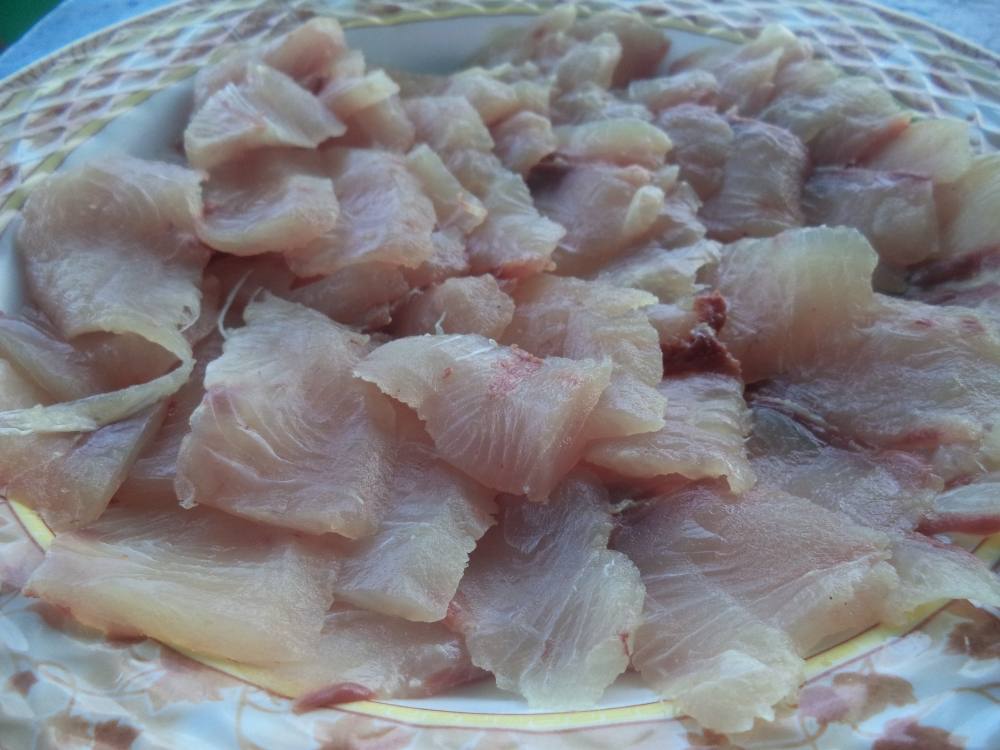 เนื้อปลาสระตัวที่จิ๊กได้ทำปลาดิบครึ่งปลาเค็มครึ่ง555