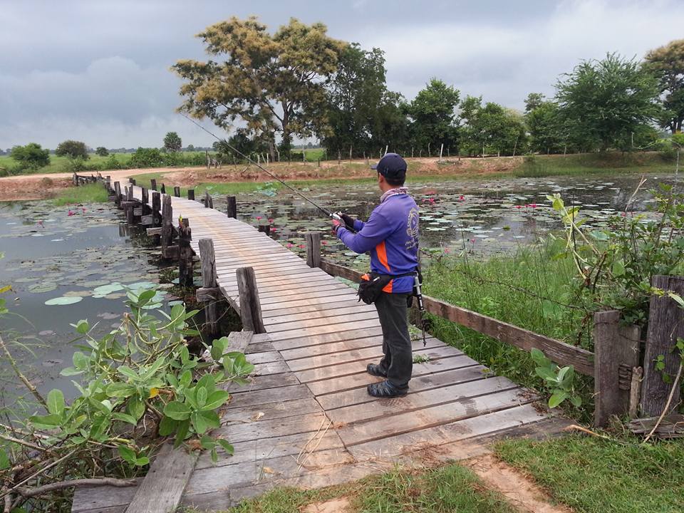 โดนกัดไปหนึ่งทีครับ และตามเหยื่ออีกหลายที  ฝนดันตกก่อนครับ  หมายนี้มีแก้มืออีกแน่นอนครับ