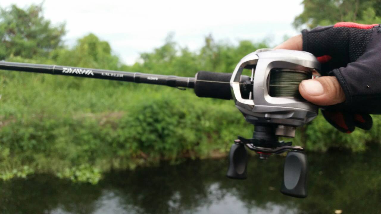 อุปกรณ์ของพี่ชาย (คันเก่าหักสายหมด)น่าสงสาร
Rod: daiwa EXCELER
Reel: daiwa ss sv 7.3
Line: อะไรไม