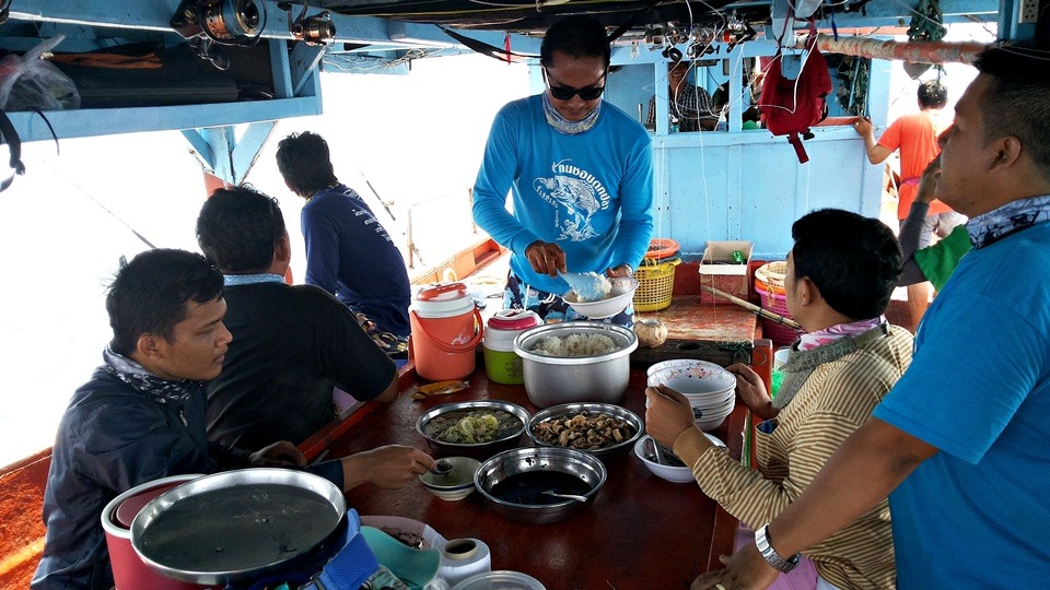 
เริ่มเงียบไต๋ก็สั่งถอนสมอ ข้าวเที่ยงก็มาวางรอตรงหน้า...กินข้าวกันครับ :umh: