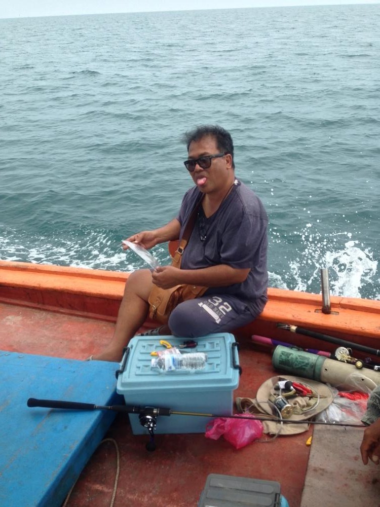พี่มุ้ย ดอนเมือ ขอหล่อด้วยคน  :laughing:
แลบลิ้นบอกคลื่นลมแบบนี้ หมูๆ สนุกแน่งานนี้ ฮิ ฮิ :laughing
