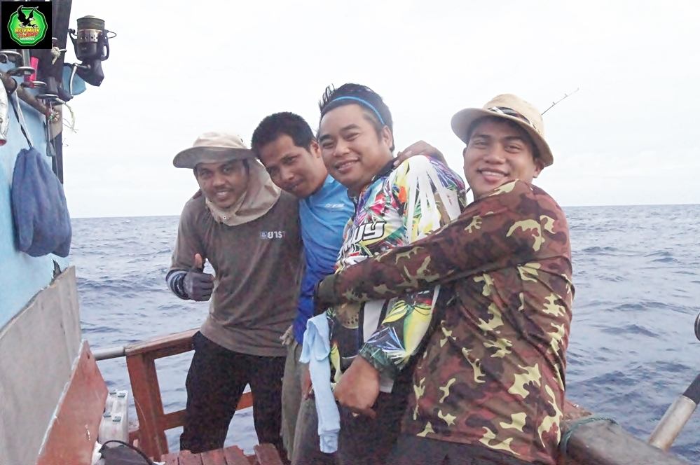 [center]ก้วนท้ายเรือก็ยังคึกคักอยู่ เหมือนนอนมาทั้งคืนเลยนะ..อิอิ[/center]