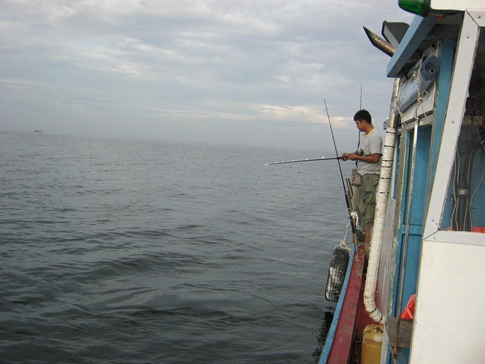 ด้านหลังเรือคันน้าหวันโดนปลาดึงสายขาดสายพาดซากใต้น้ำขาด ยังคงไม่มีสกอ   :grin: :grin: :grin: