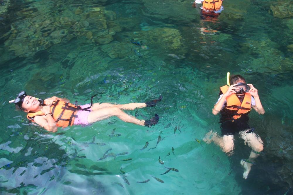  :grin: :grin: :grin:แรกๆก็ไม่กล้าลงกัน เอะอะโวยวายลั่นเรือ แต่พอเล่นเป็นเล่มสนุกครับ :laughing: :la