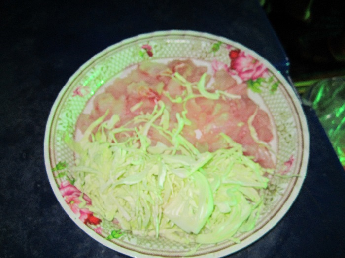 นี่ครับอาหารพื้นๆบนเรือเวลาเราออกทะเล ไม่ต้องมีอะไรมาก ปลาสดๆเนื้อหวานๆ+น้ำจิ้มพริกเกลือ หรูหน่อยก็ว