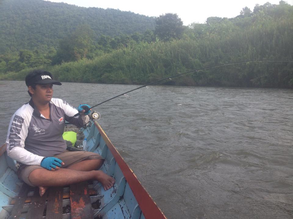  [b]ไต๋สปีดเรือขึ้นไปเหนือน้ำและลอยลำลงมาเรื่อยๆผมก็ตีไปเรื่อย[/b]