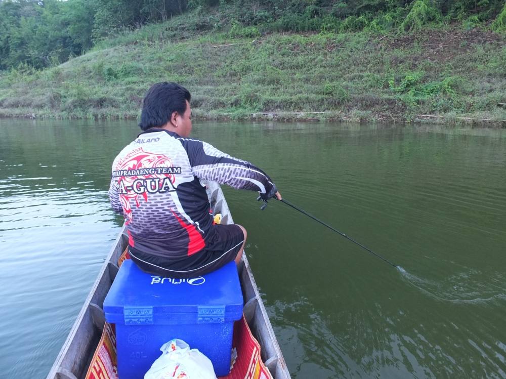 
  [center]ครึ่งวันแรกหาอยู่นาน สุดท้ายเจอลูกคลอก ตามอยู่สักพัก [/center]