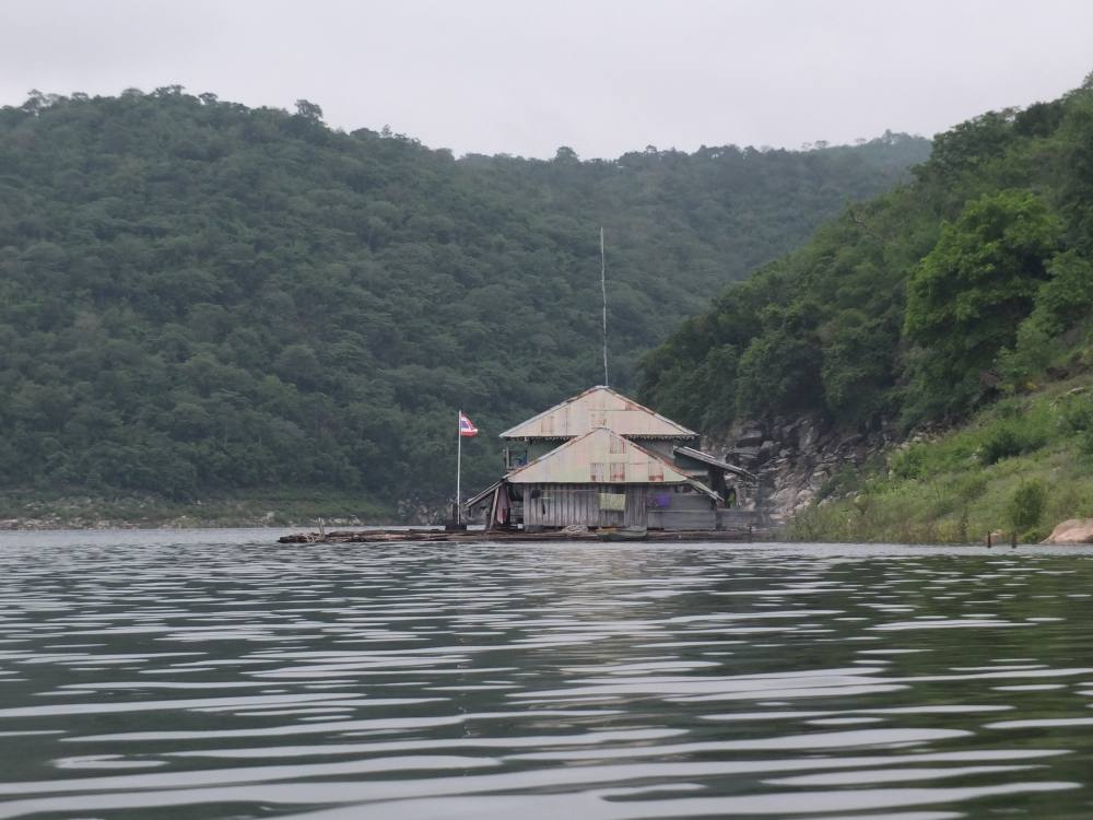  [center] วันที่สองผมวิ่งเรือผ่านด่าน ขึ้นไปตี ปลาแถวน้ำเอ่อ[/center]