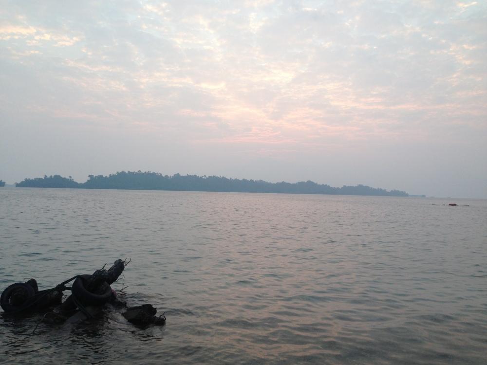  [center]ด้วยระยะทางเเสนลำบาก การเดินทางของพวกเราจึงล่าช้ากว่ากำหนดไปนิดหน่อย  พระอาทิตย์ขึ้นแล้ว[/c