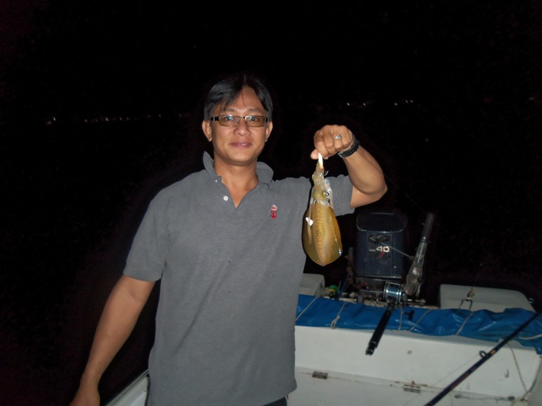 ชื่อ หน่องครับอยู่บ้านฉาง เรือผมเองลงแถวหาดน้ำริน พลา พยูน ช่องแสมสาร  ผ่านมาลองตกหมึกได้น่ะ :cheer: