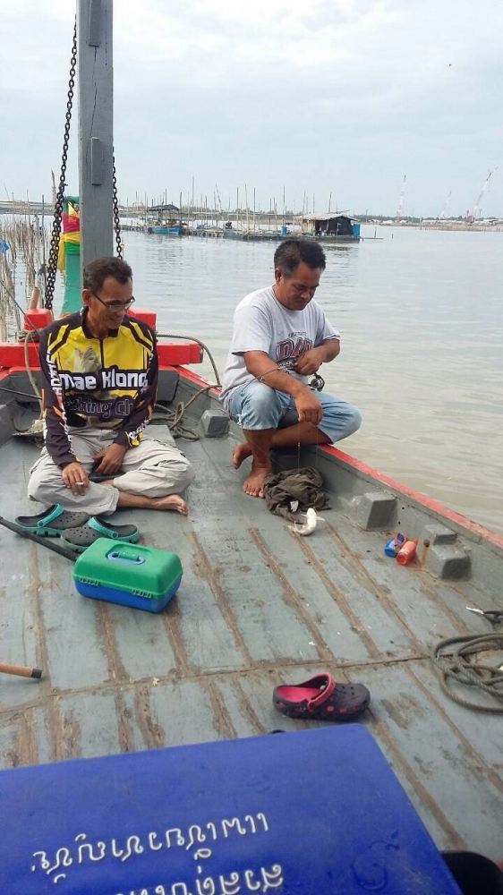 ต่างคนก็นั่งกันคนละมุมเพื่อหาปลาต่อไป โดยมีไต๋นำทีมตกปลากดส่วนคนอื่นก็ลอยทุ่นหาปลากระพงตัวแรกกันอย่า