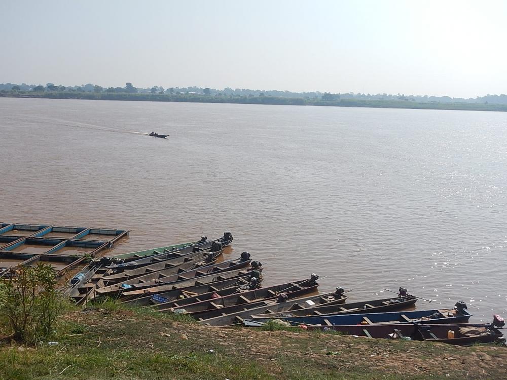 
 [center]เรือที่ชาวลาว ใช้ข้ามมาขายของฝั่งไทย[/center]

