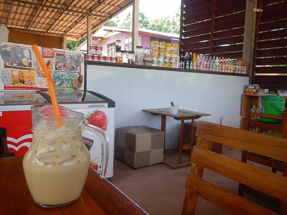 
 [center]หลังจากกลับมาจากตลาด ก็มานั่งจิบกาแฟเย็น ที่......ร้านชิวชิว 
ร้านของพี่สาวแฟน ใครอยู่ใน