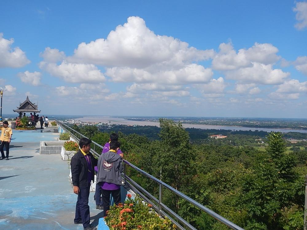 
 [center]แล้วก็มาเที่ยวที่นี่กันต่อครับ ........ [b]วัดรอยพระพุทธบาทภูมโนรมย์และจุดชมวิว[/b][/cent