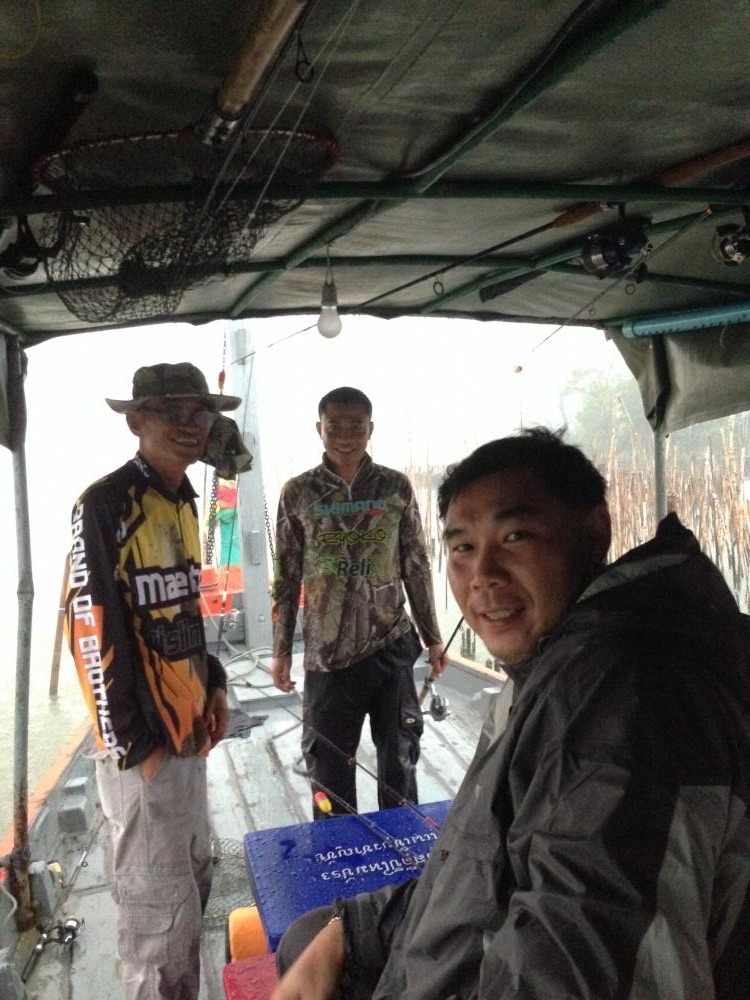 ที่กลับไม่ใช่อะไรนะครับฝนตกอย่างหนักเลย เก็บของกันแทบไม่ทันเลย ไต๋แกก็ไม่เคยชวนกลับซักครั้งตั้งแต่ใช