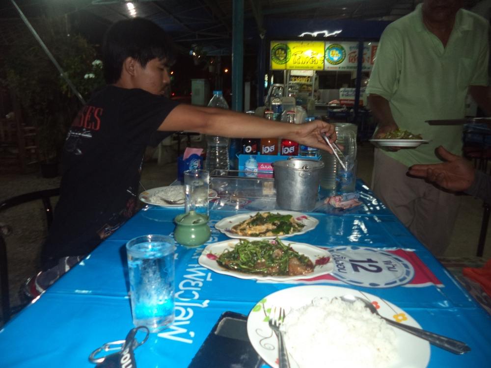 ถึงสุราชแวะกินข้าวกันคับ