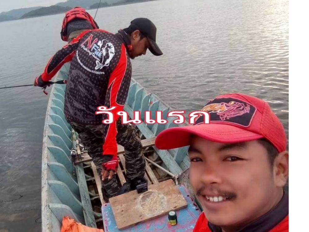 ตัดมาที่เรือเลยดีกว่า
วันแรก 4/11/58  [b]ไต๋มด พ่อมดแก่งกระจาน[/b] มารับล่ะ