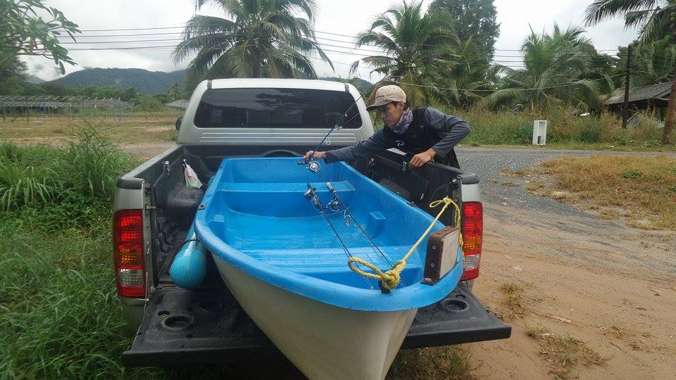 ฝนก็รินๆ ตลอดเวลารอบบ่าย เลยต้องออกซะสี่โมงเย็น ไต๋ผม "ต้อมคุง" ก็พาจัดแจงของและเรือ เอาง่ายๆลงคลอ