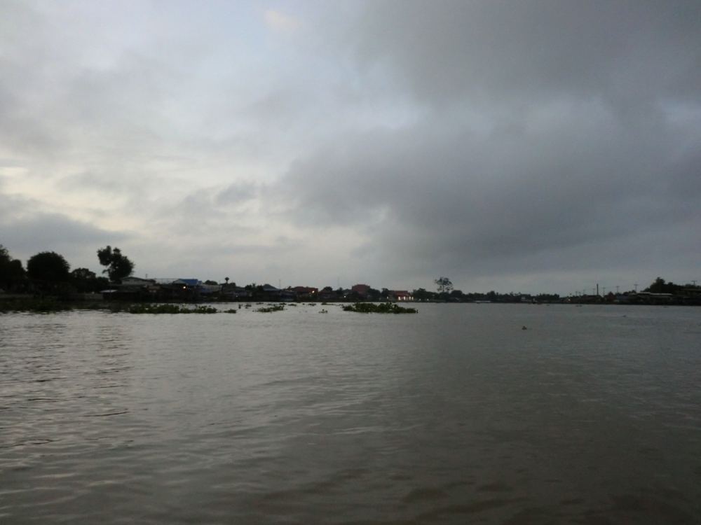 


 [center]บรรยากาศริมน้ำเช้าๆ สงบเงียบดีจริงๆ ครับ
เรือก็ยังไม่มี บ้านริมน้ำบางหลังเริ่มเปิดไฟ