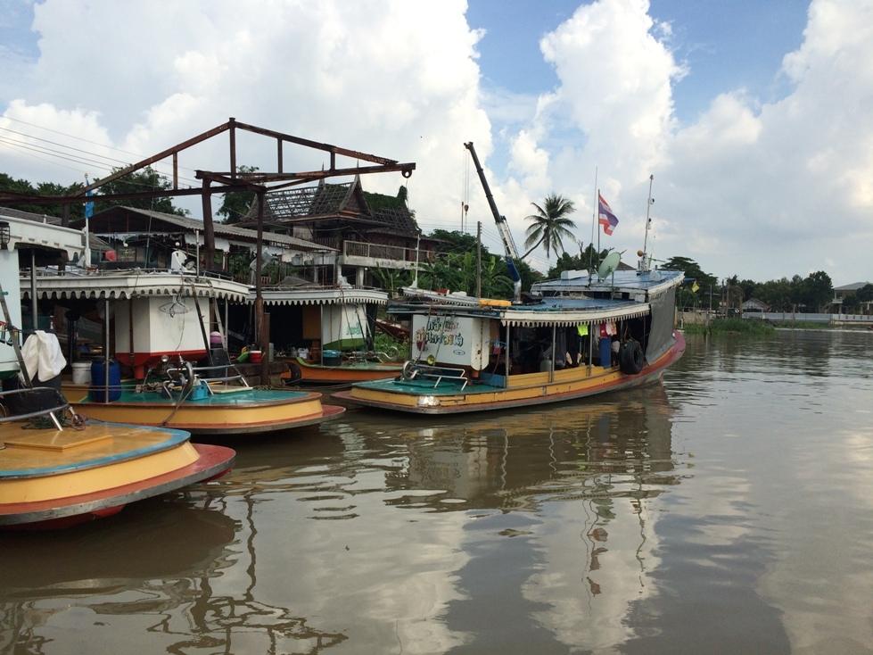  [center]หมายตามเรือจอดก็มีตัวนะครับ
จะมีพวกนักล่าแอบๆ ใต้ท้องเรือรอเหยื่อ 
หรือไม่ก็ปลากระแหมารอเ