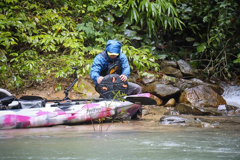  [center] [b] 

Kayak: Feelfree Lure 11.5

เปิด Hatch ที่เก็บของเตรียมลุยยต้นน้ำ [/b][/center]