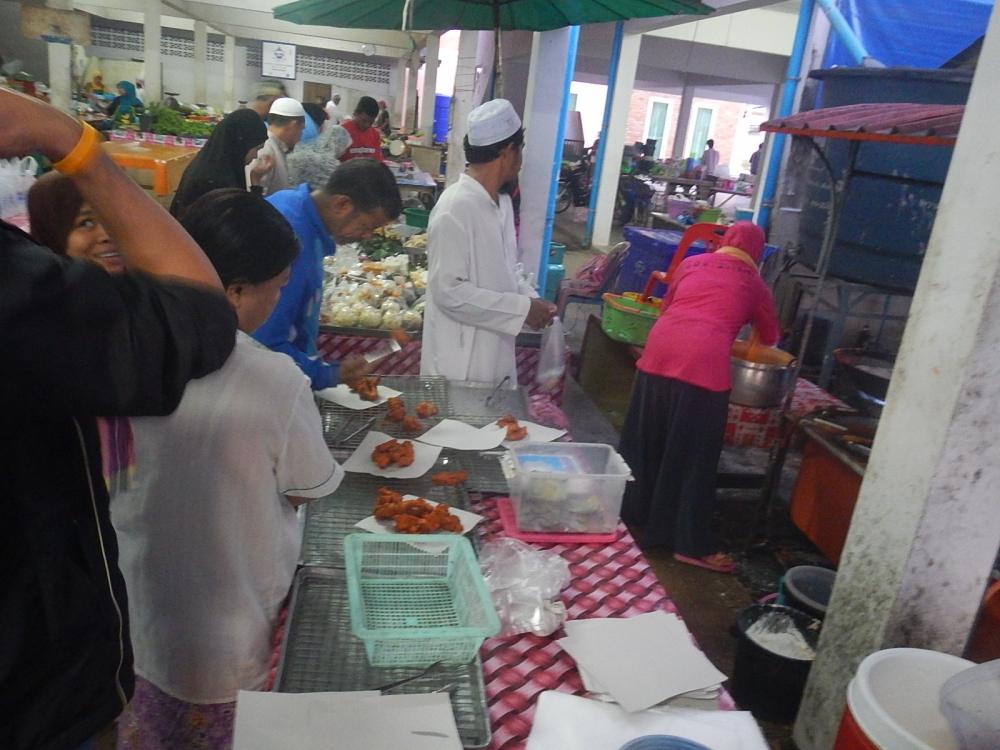 
 [center]ข้าวเหนียวไก่ รองท้องก่อนลงเรือ[/center]

