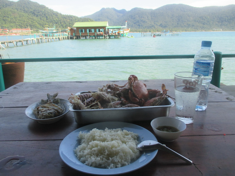 นั่งกินข้าวบนทะเล นั่งกินข้าวไปสัมผัสธรรมชาติไปด้วย ทำให้อาหารมื้อนี้อร่อยมากๆๆเลยครับ......
โอ้ยฟิ