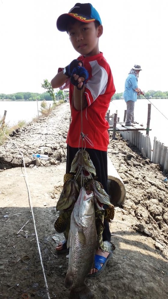 ..ฝากเจเนอเรชั่นต่อไปของ yoyo fishingteam ด้วยครับ :love: :love: :love: