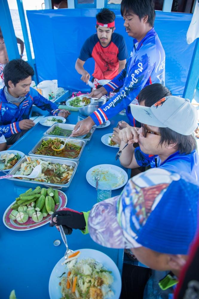 ได้เวลาทานข้าวกันเเล้วครับ....เชิญๆๆๆ
 :umh: