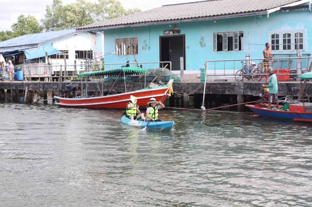 บรรยากาศท่าเรือบ้านน้ำเชี่ยว ศุนย์เรียนรู้ระบบนิเวศป่าชายเลนและวิธีประมงพื้นบ้านที่สวยงามแห่งหนึ่ง