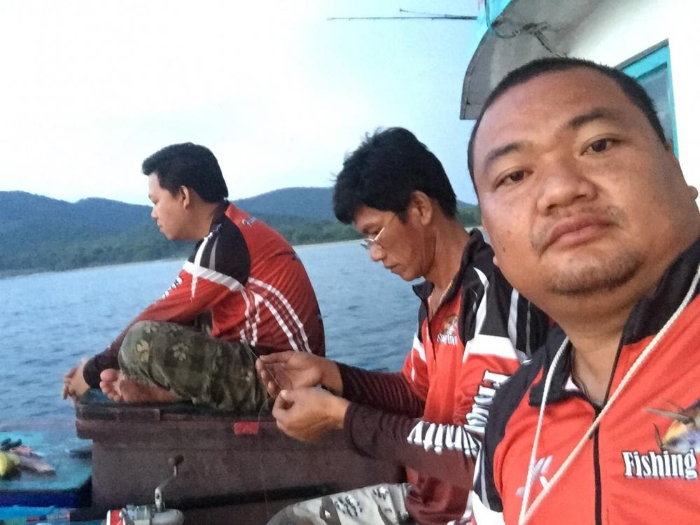 และก็เงียบ จะออกไปข้างนอก พี่ทหารเรือก็มาบอกว่า มีการซ้อมรบกันอยู่ ไม่ให้เข้าใกล้บริเวณนั้น  :ohno: 