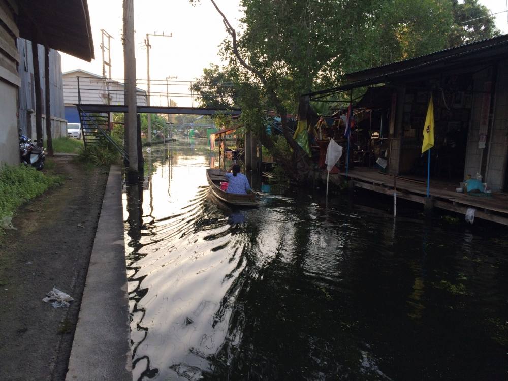 เงื้อจะหวดทางซ้าย
กลัวจะตกลงไปในเรือป้า

ให้ป้าแกไปก่อน  :grin: :grin: