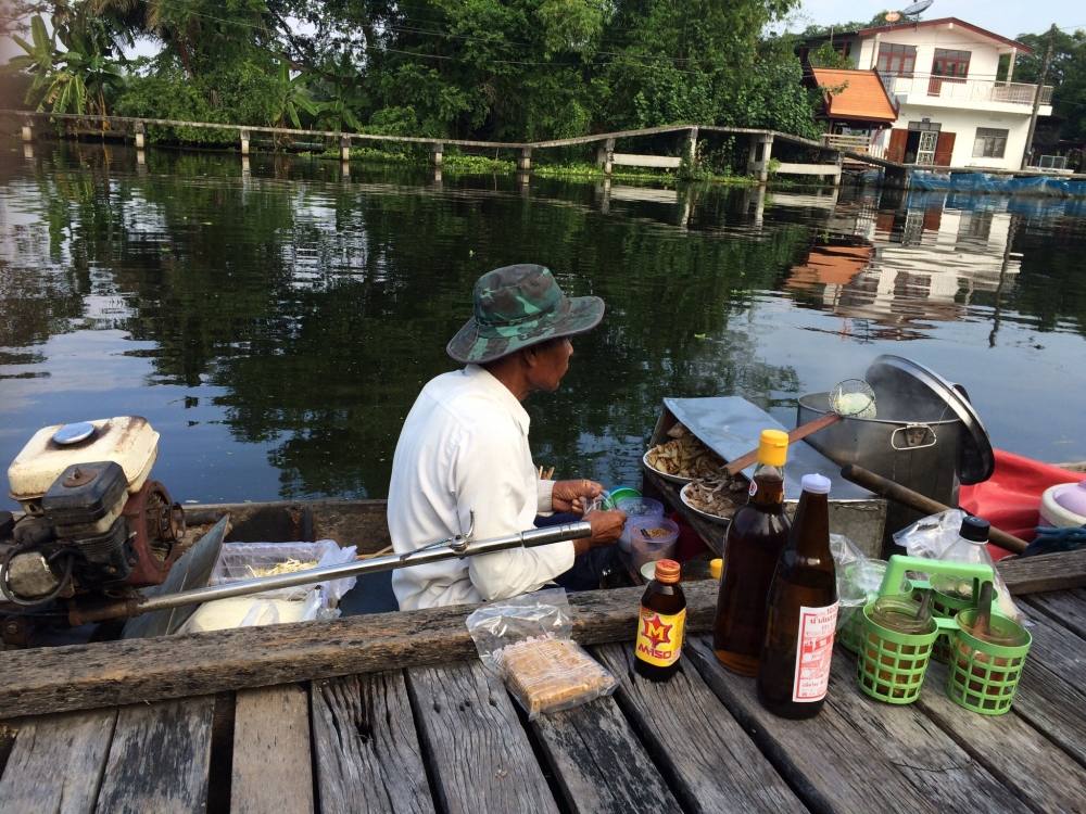 เดินมาได้สักพัก มีเรือเสบียงวิ่งสวนมา
ผมนี่รีบโบกเลยครับ

ก๋วยเตี๋ยวเรือแท้ๆ ชามละ 15 บาทถ้วน
อร