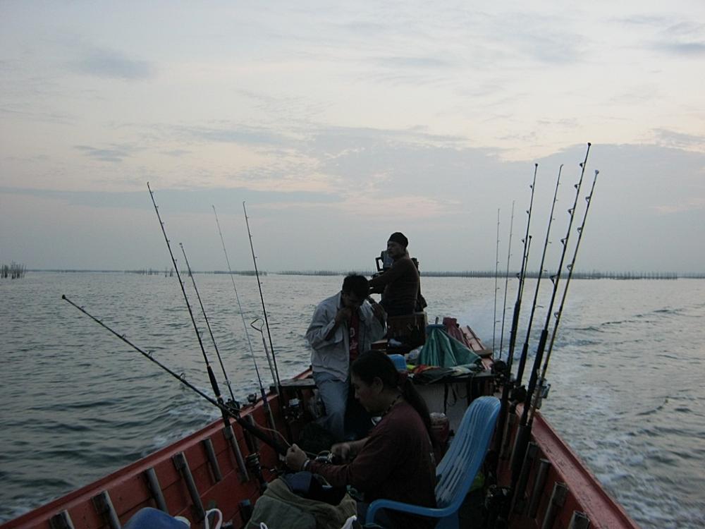 เรือออกวิ่งเข้าหมาย ช่วงเวลานี้ ประกอบอุปกรณ์เตรียมพร้อม ถึงหมายเกี่ยวเหยื่อตกได้เลย  :cheer: :cheer