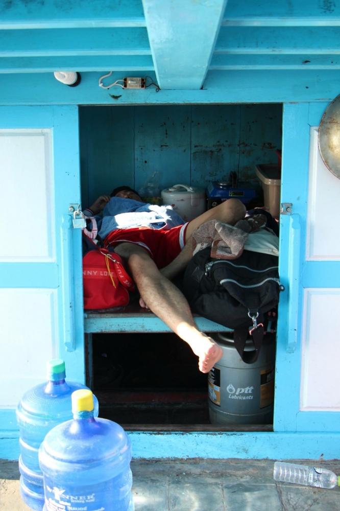 ตั้งแต่เช้า ทุกคนสงสัย น้องโอ๊คหายไปไหน สรุป อยู่ในเก๋งเรือนี่เอง เมาเรืออ้วกไป 2-3 รอบ เนื่องจากลมเ